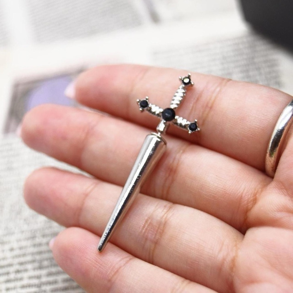 Single Sword Dagger Ear Jacket - Picture 3 of 4